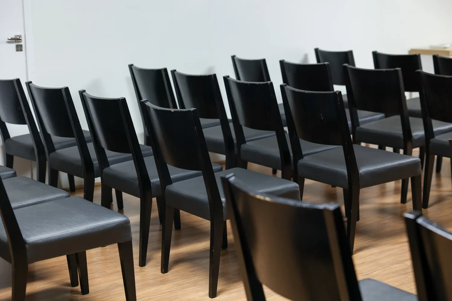 Detalhe das cadeiras pretas do Auditório