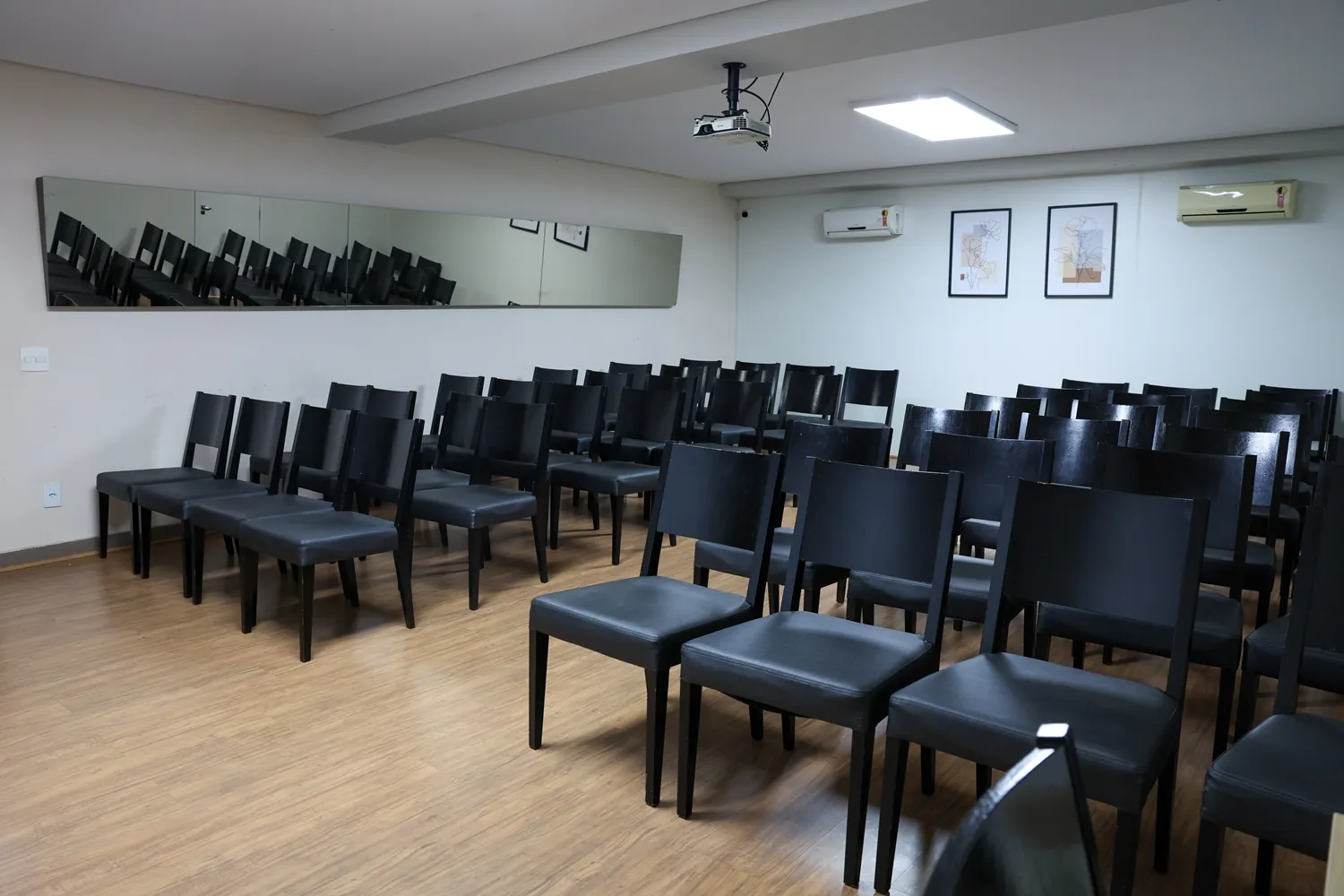 Auditório visto do fundo, com retroprojetor no teto