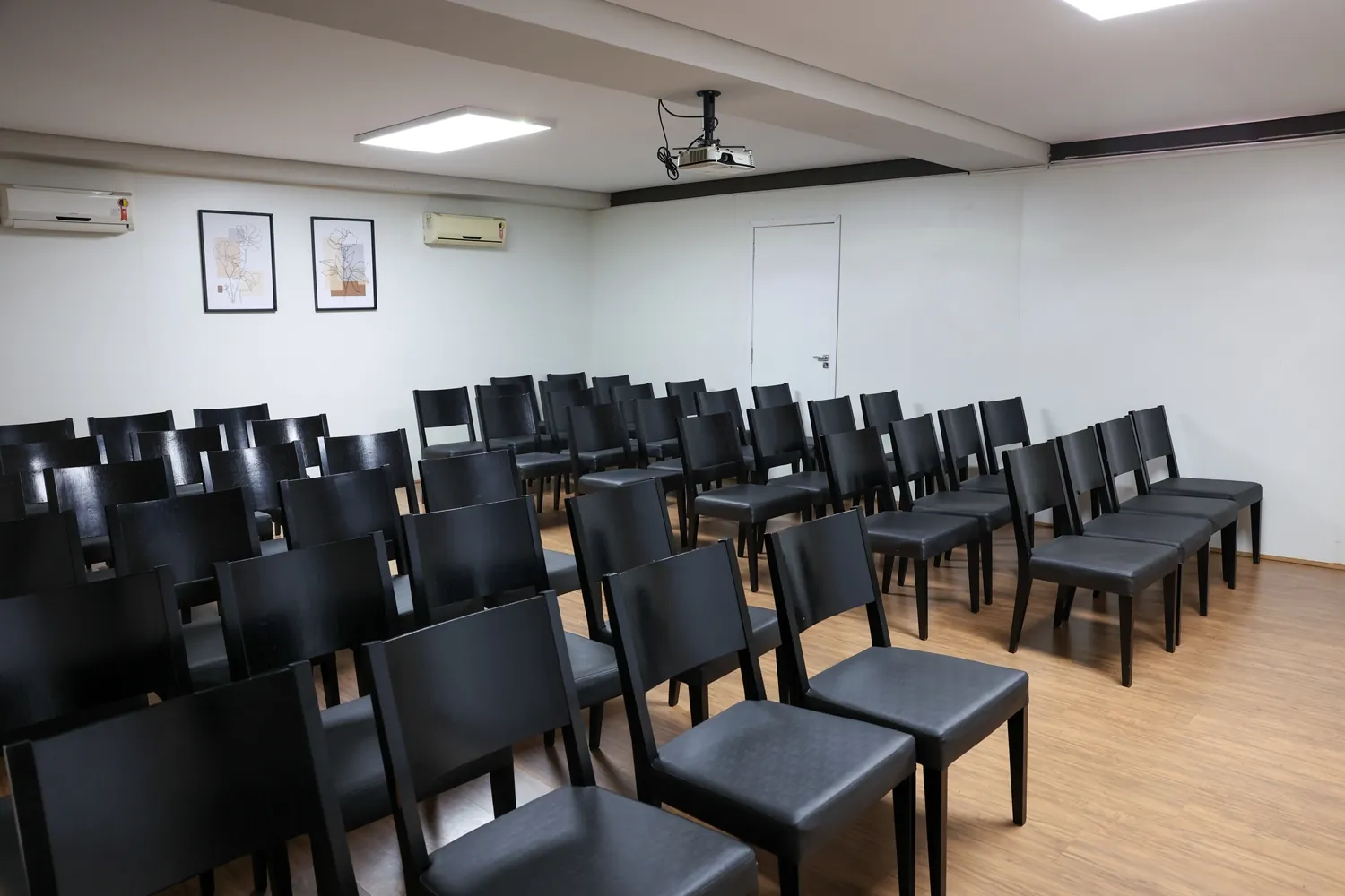 Fileiras de cadeiras no Auditório