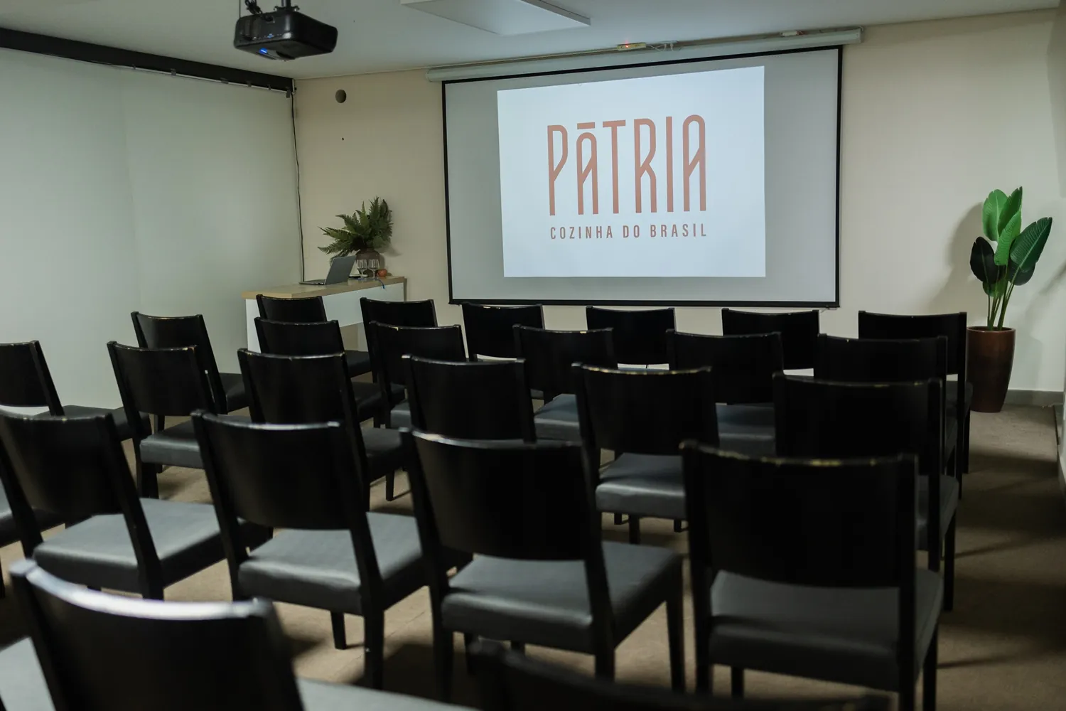 Telão com o logo do Pátria no Auditório