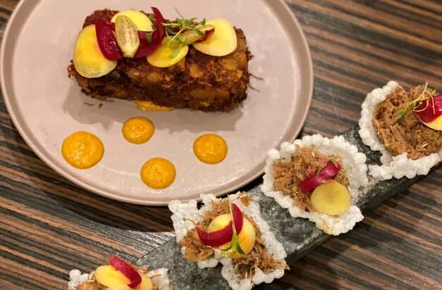 Prato da cozinha brasileira do Pátria servido em prato de cerâmica
