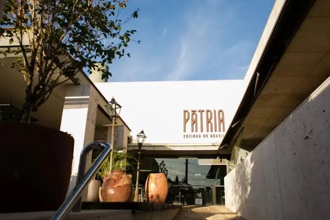 Fachada do Pátria, no Belvedere, com vasos de barro e vegetação