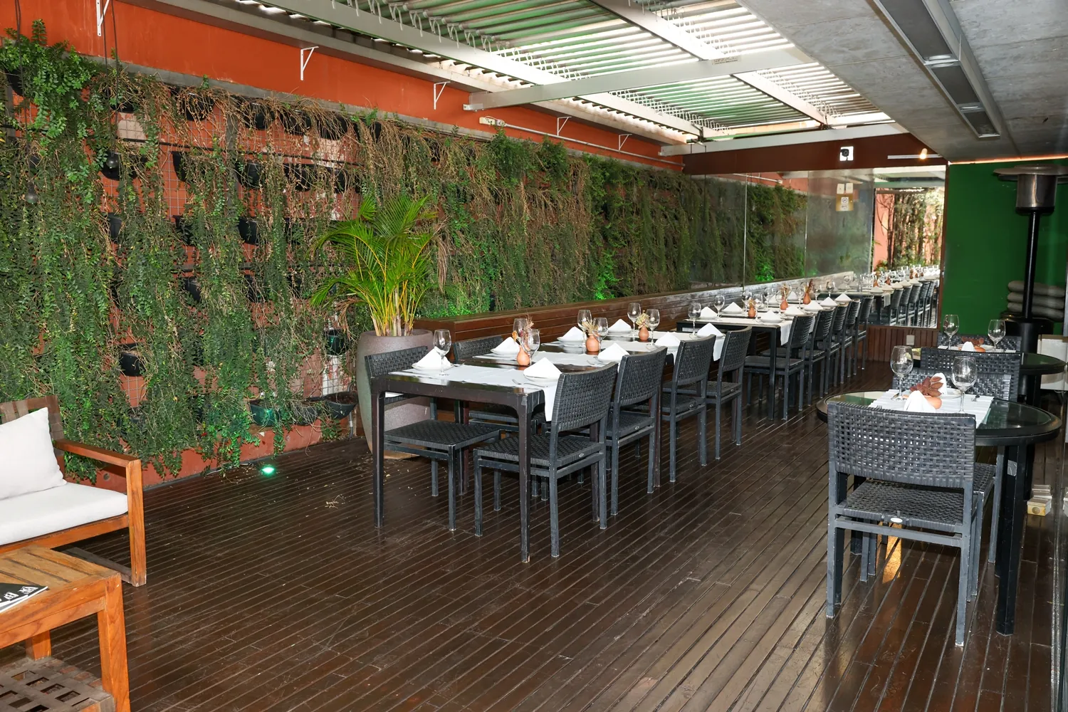 Deck Interno com piso de madeira e parede verde